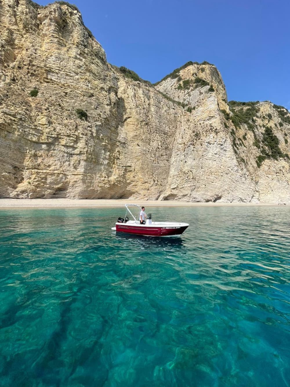 Découvrez la grotte de l'Œil Bleu de Corfou en regardant