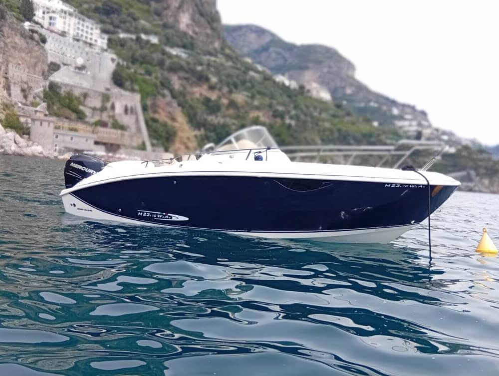 Capri-Tagesausflug: Exklusive Tour an Bord eines eleganten Manò Marine