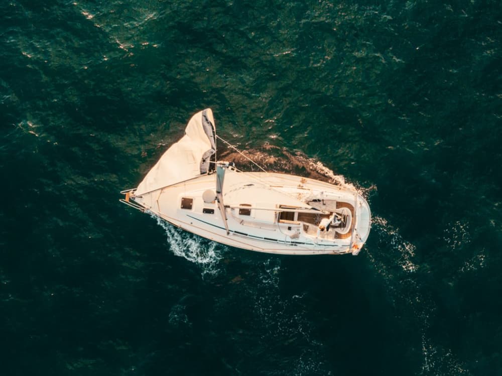 Brisa al Atardecer en Marbella: 2 Horas de Vino y Olas