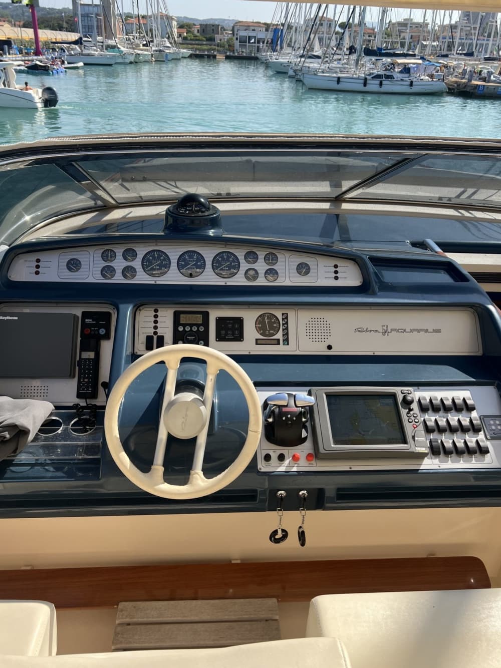 Elegancia en el mar: explorando la costa etrusca a bordo del FRENCS III