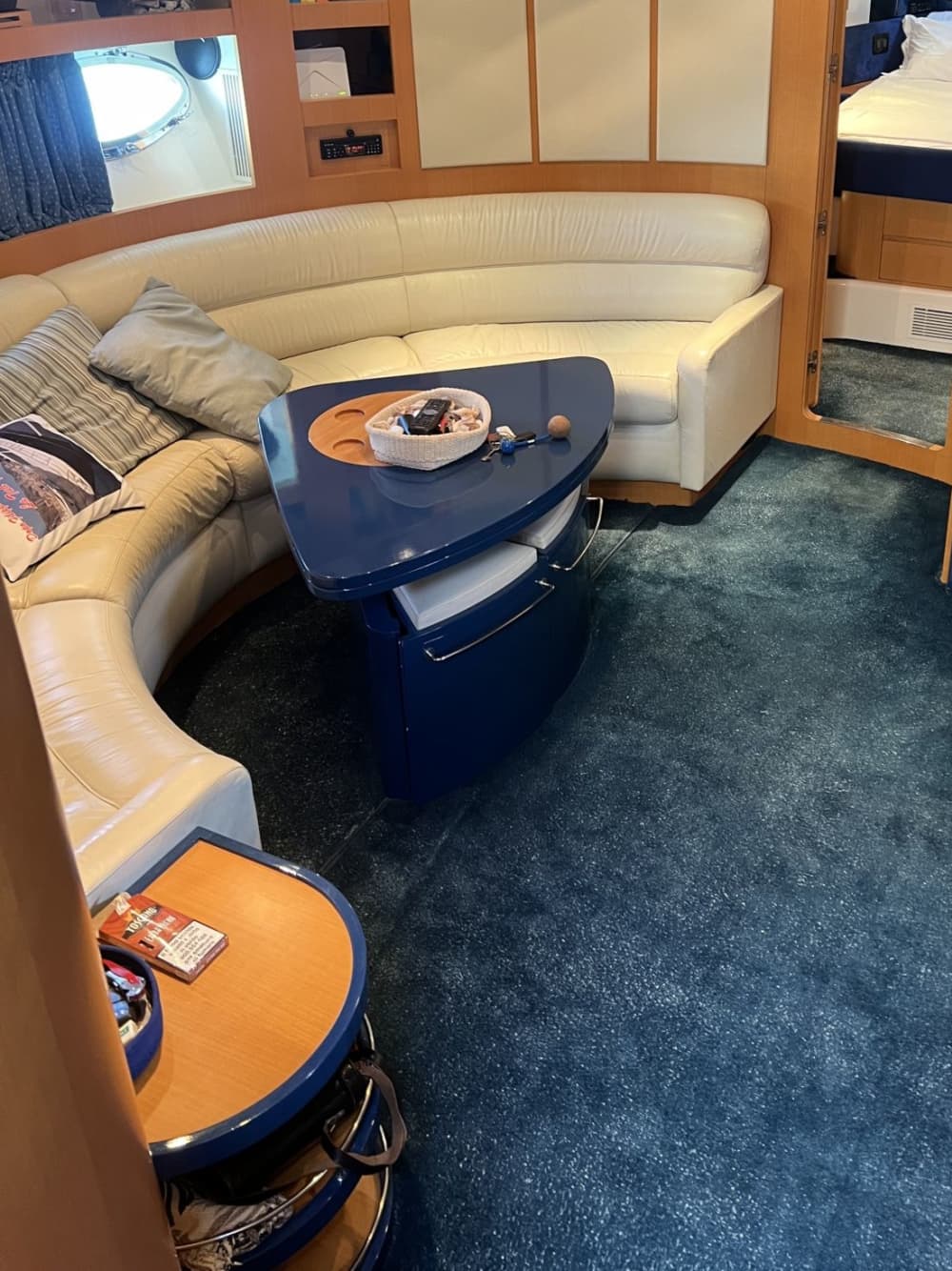 Elegancia en el mar: explorando la costa etrusca a bordo del FRENCS III