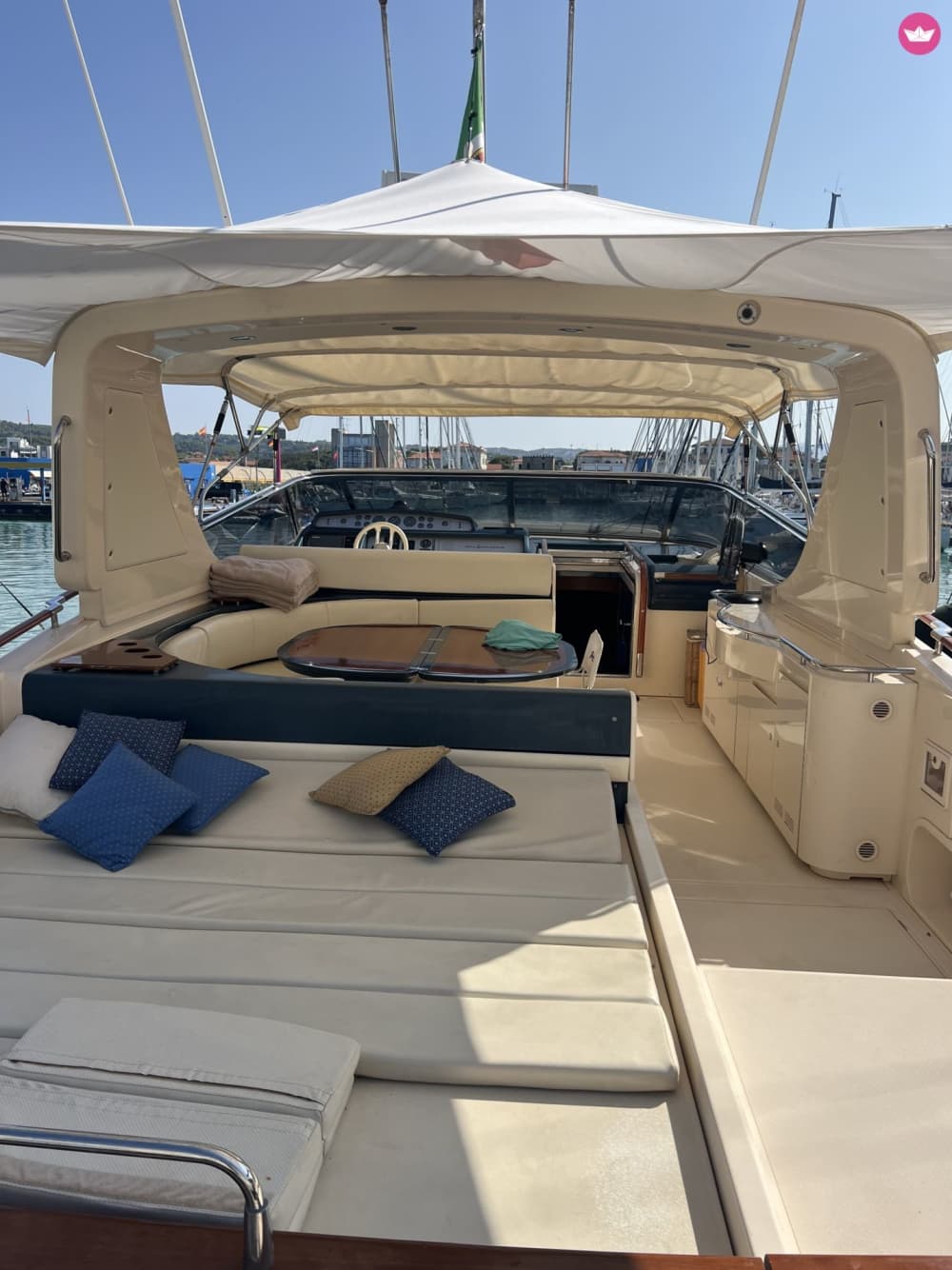 Elegancia en el mar: explorando la costa etrusca a bordo del FRENCS III