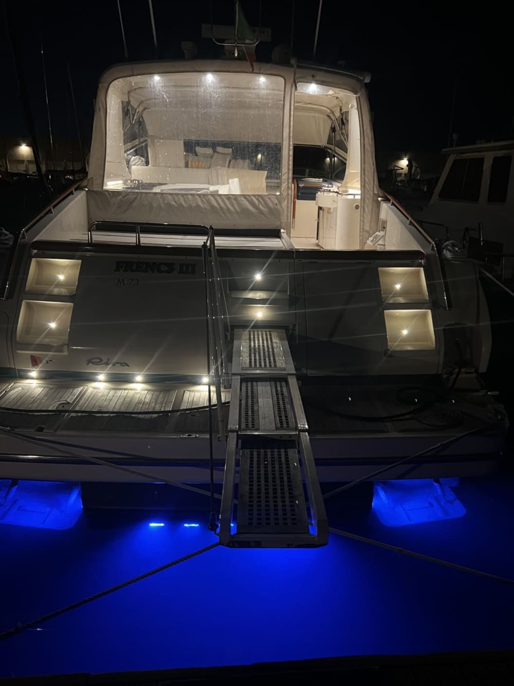 Elegancia en el mar: explorando la costa etrusca a bordo del FRENCS III