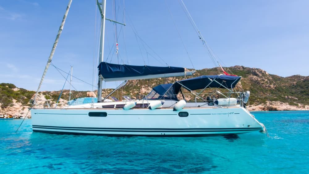 Tavolara and Molara in search of dolphins: a full-day adventure on a 15-meter sailing boat.