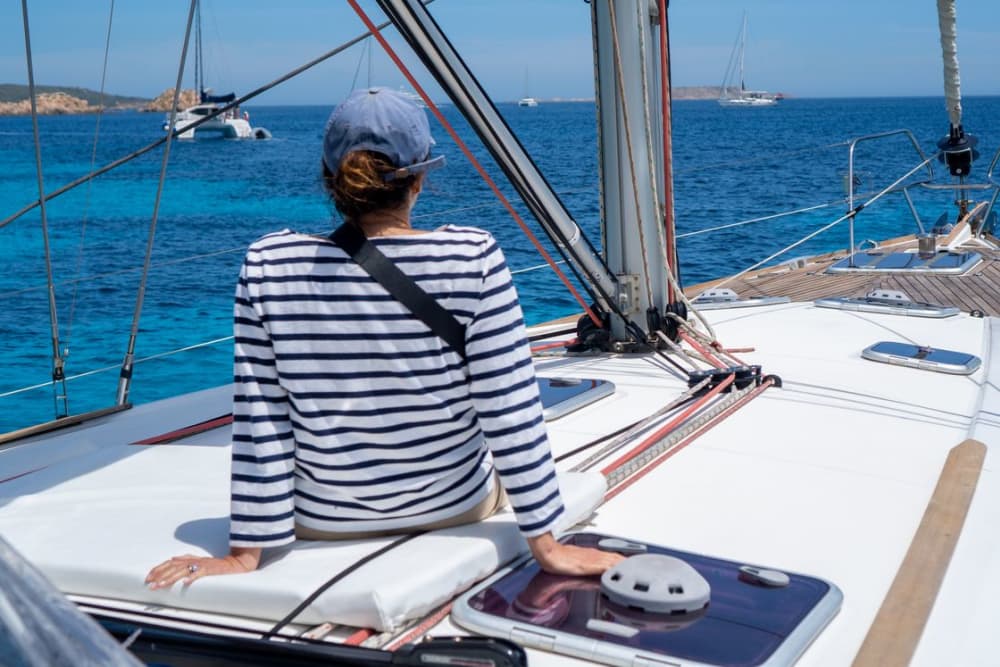 Tavolara and Molara in search of dolphins: a full-day adventure on a 15-meter sailing boat.