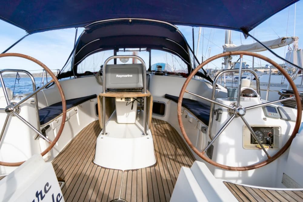 Tavolara and Molara in search of dolphins: a full-day adventure on a 15-meter sailing boat.