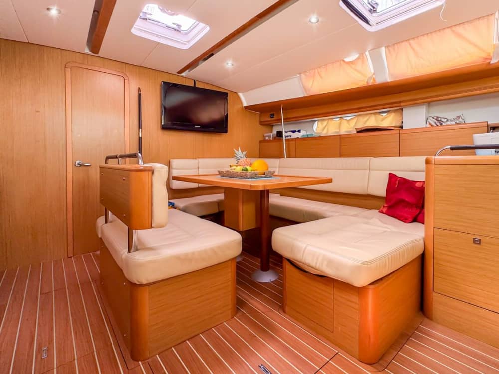 Tavolara and Molara in search of dolphins: a full-day adventure on a 15-meter sailing boat.