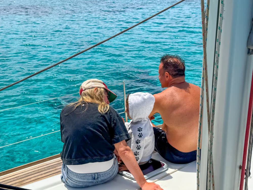 Tavolara and Molara in search of dolphins: a full-day adventure on a 15-meter sailing boat.
