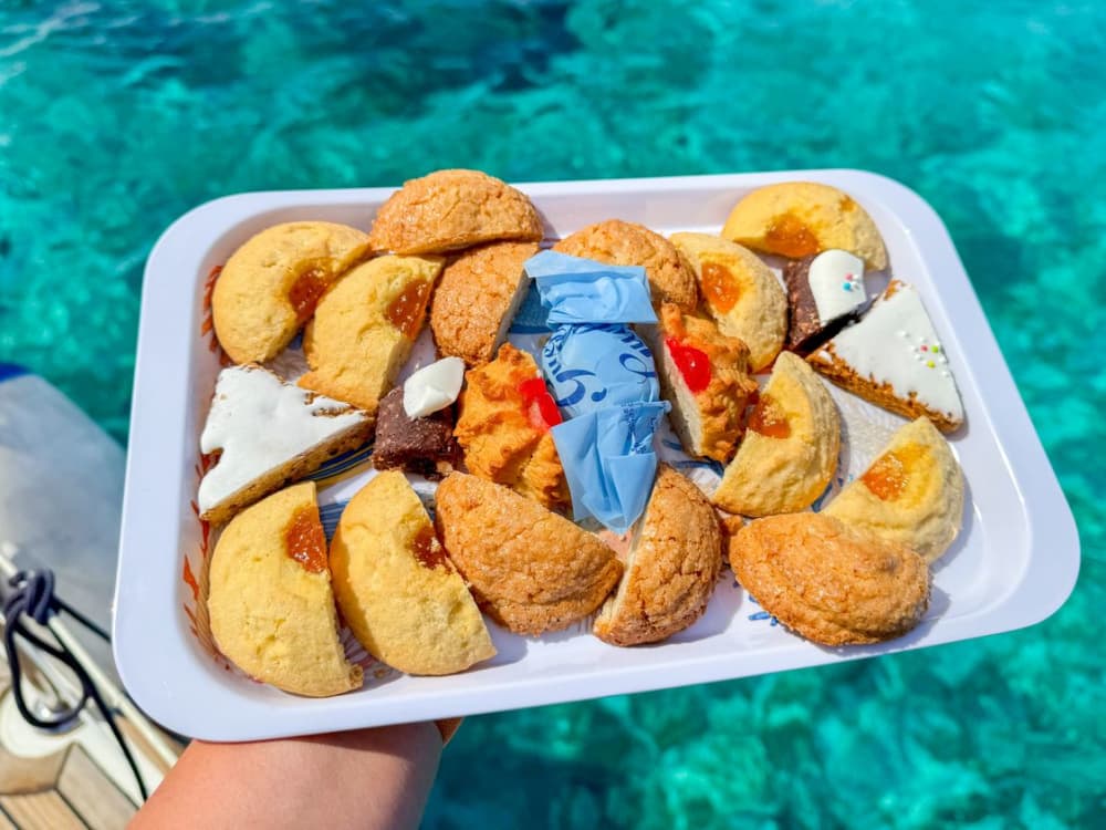 Tavolara and Molara in search of dolphins: a full-day adventure on a 15-meter sailing boat.