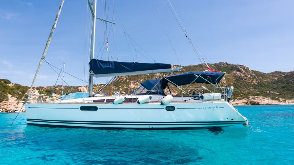 Tavolara and Molara in search of dolphins: a full-day adventure on a 15-meter sailing boat.