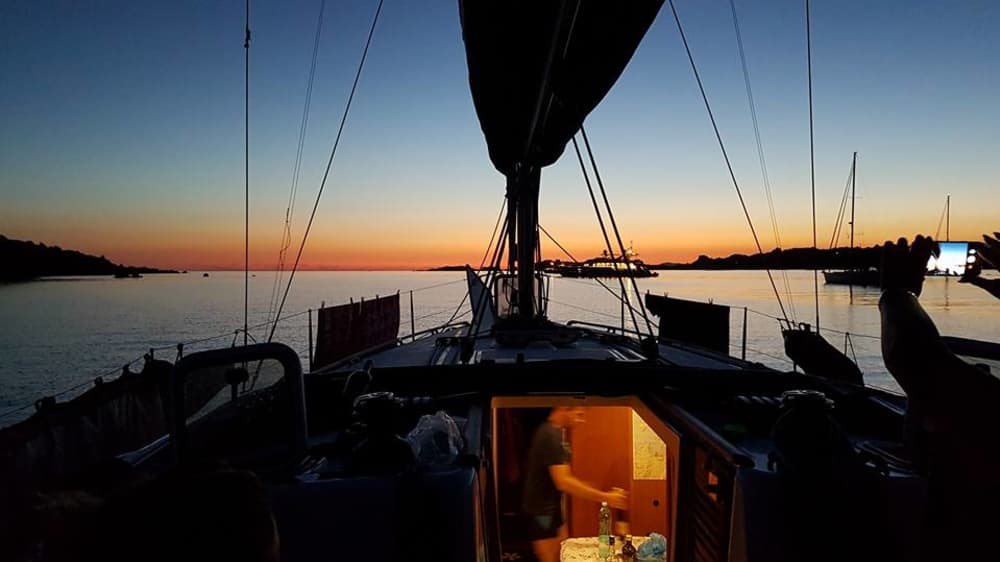 Cannigione: Paseo en barco al atardecer: aperitivo y vistas doradas