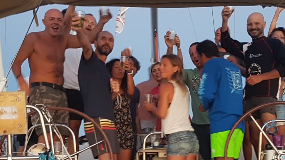 Cannigione: Paseo en barco al atardecer: aperitivo y vistas doradas