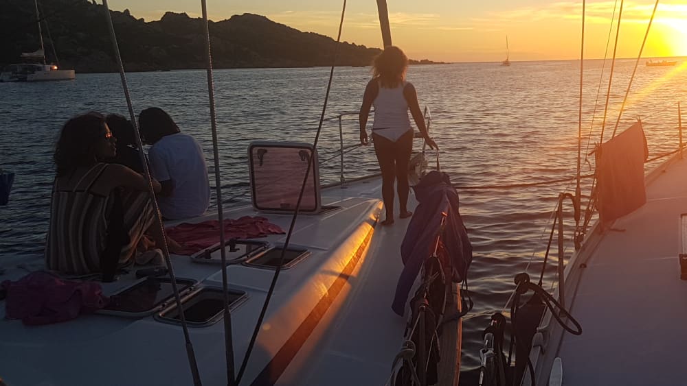 Cannigione: Paseo en barco al atardecer: aperitivo y vistas doradas
