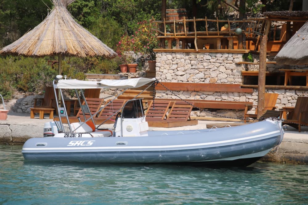 One day around Hvar: Enjoy 8h of discovery on a motorboat