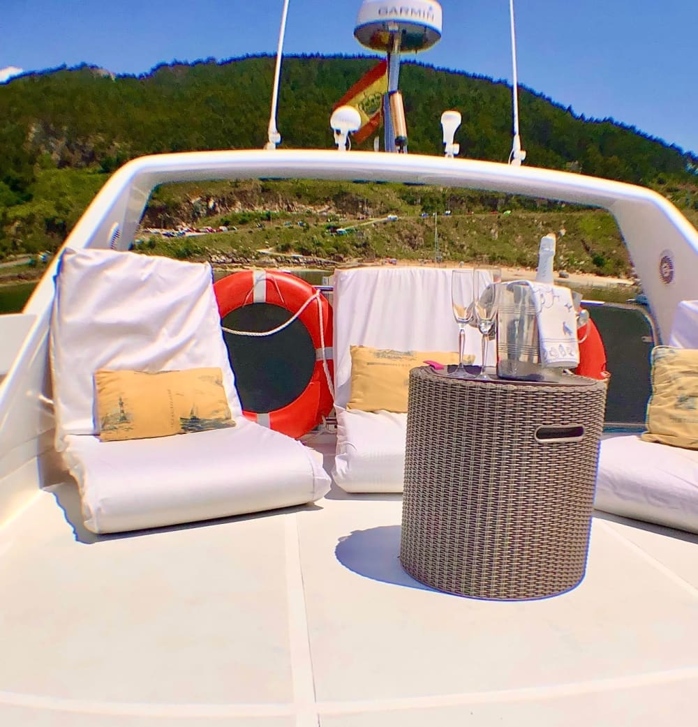 Jouw dag in Vigo: Huur een motorboot voor 8 uur ontdekkingstocht.