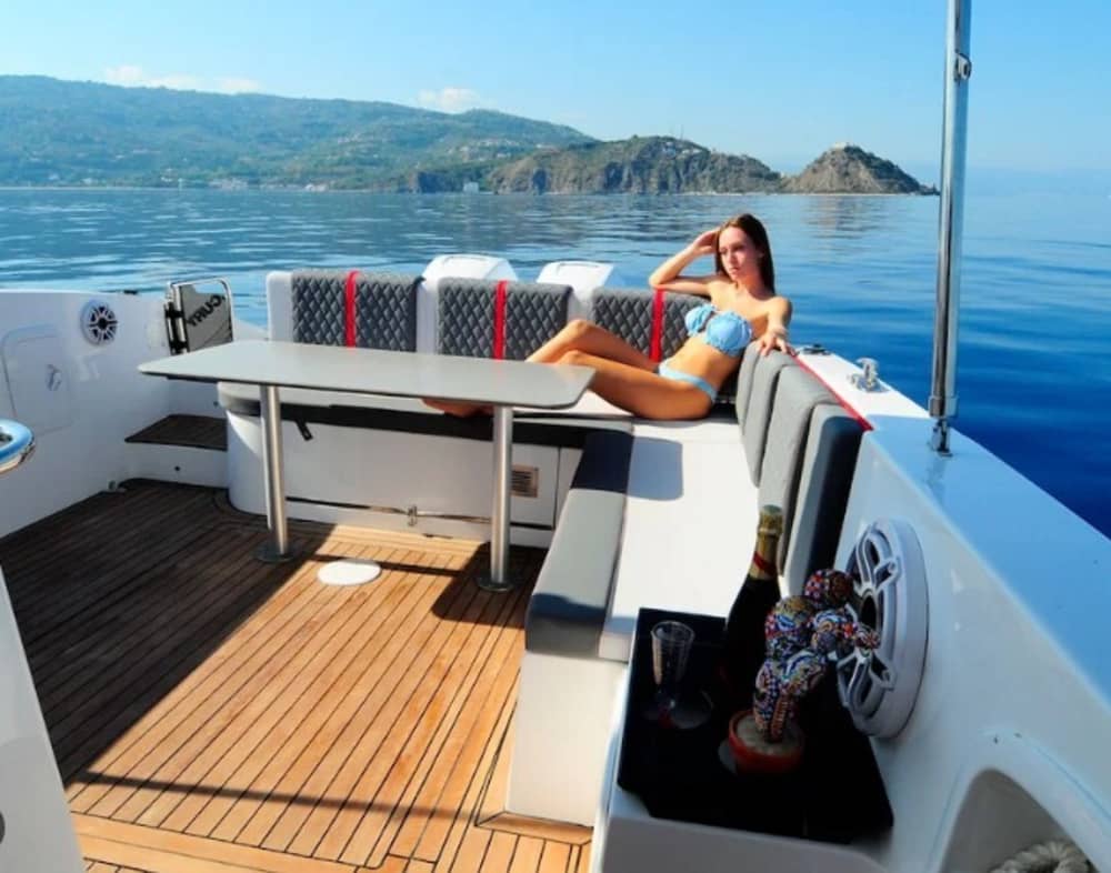 Geniet van de luxe van Patti met een volledige dag op een motorjacht.