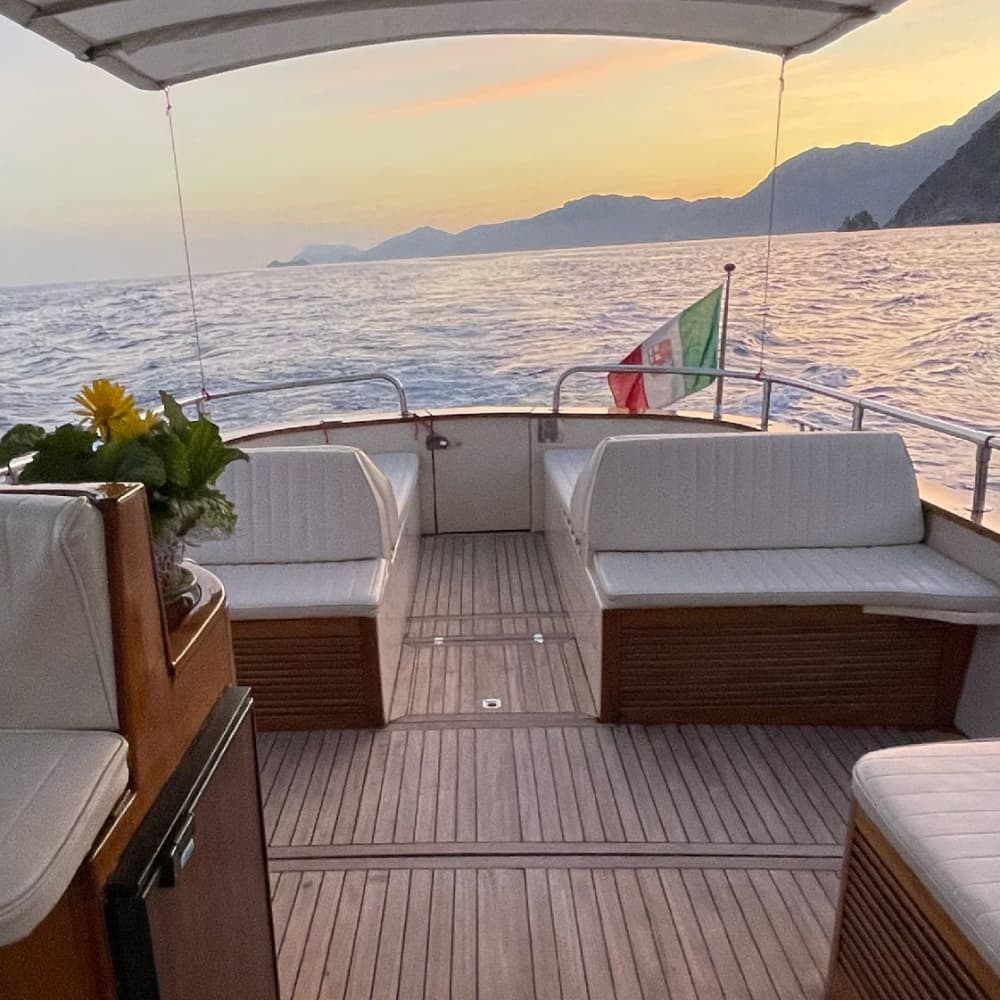 Traum Capri: ein ganzer Tag zwischen magischen Höhlen und den majestätischen Faraglioni