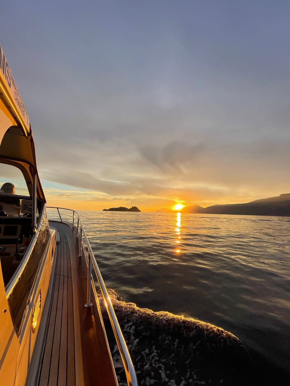 Traum Capri: ein ganzer Tag zwischen magischen Höhlen und den majestätischen Faraglioni