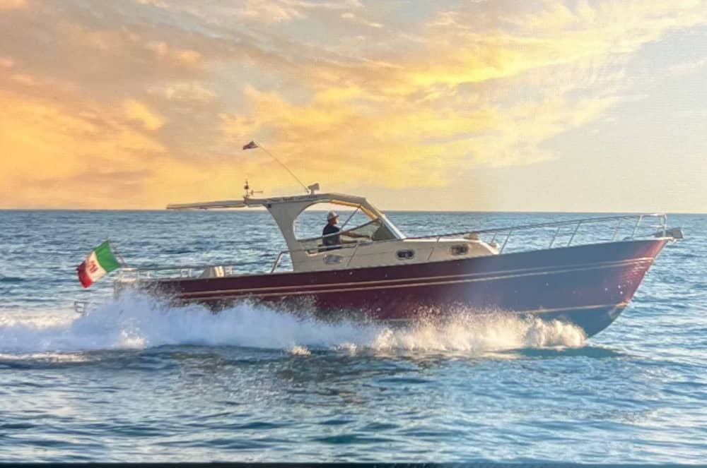 Traum Capri: ein ganzer Tag zwischen magischen Höhlen und den majestätischen Faraglioni