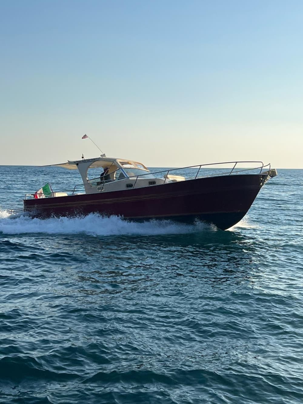 Traum Capri: ein ganzer Tag zwischen magischen Höhlen und den majestätischen Faraglioni