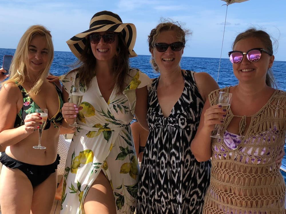 Traum Capri: ein ganzer Tag zwischen magischen Höhlen und den majestätischen Faraglioni