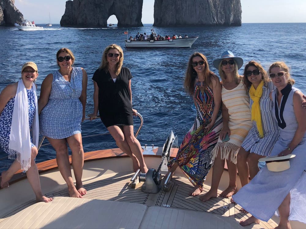 Traum Capri: ein ganzer Tag zwischen magischen Höhlen und den majestätischen Faraglioni