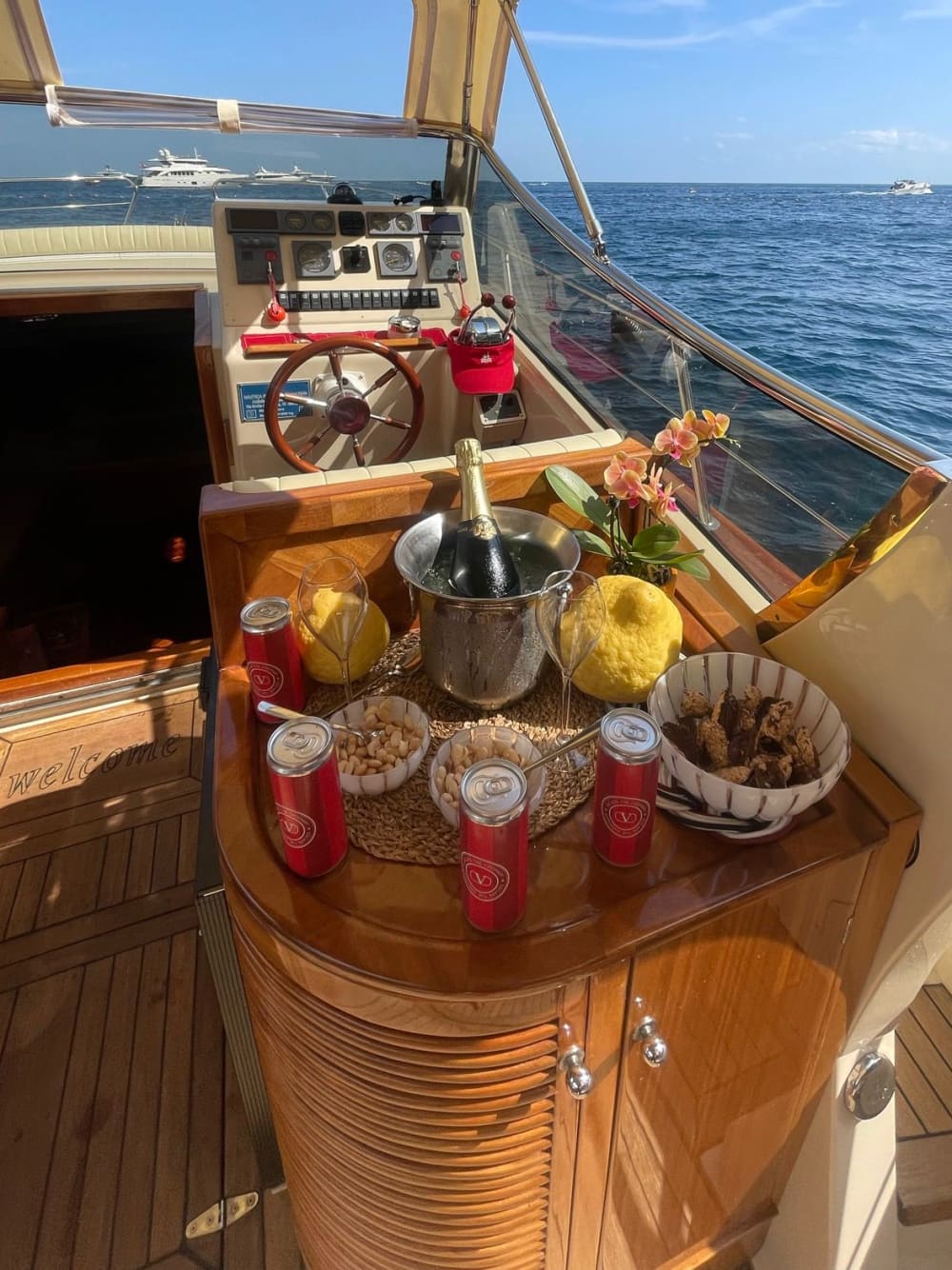 Traum Capri: ein ganzer Tag zwischen magischen Höhlen und den majestätischen Faraglioni