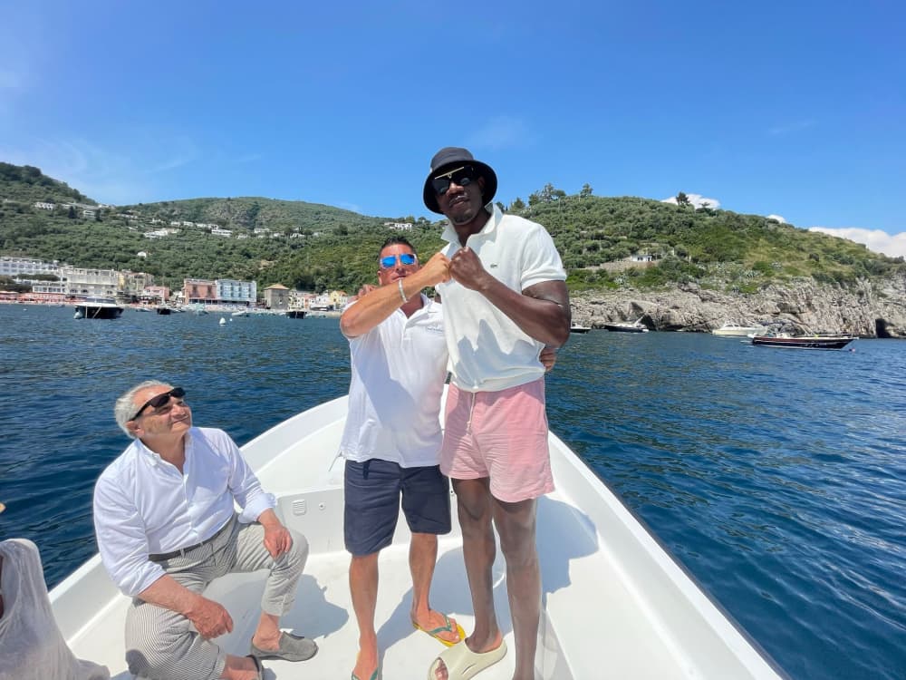 Traum Capri: ein ganzer Tag zwischen magischen Höhlen und den majestätischen Faraglioni