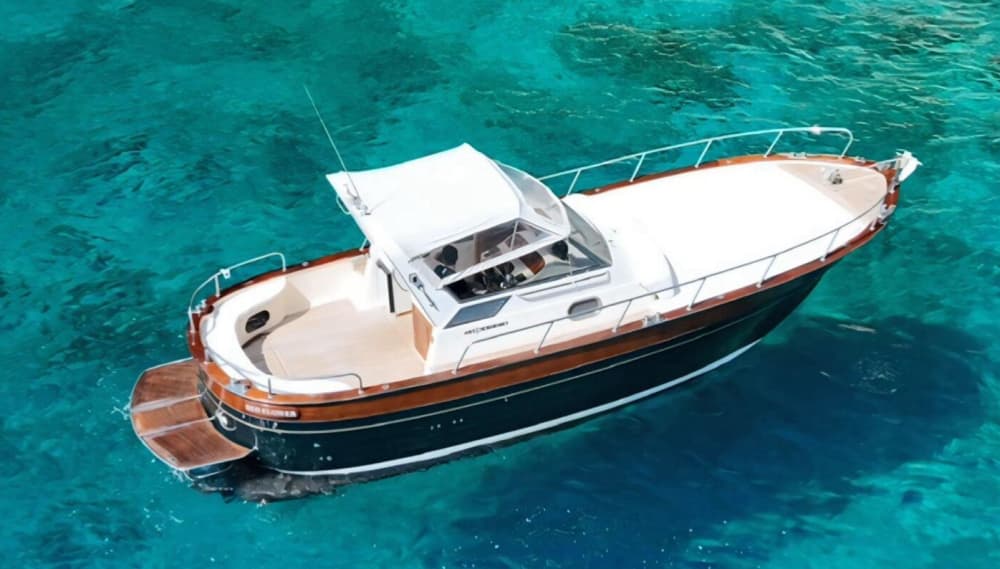 Explora Sorrento en vaixell: Un dia sencer a l'aigua a bord d'una llanxa de motor