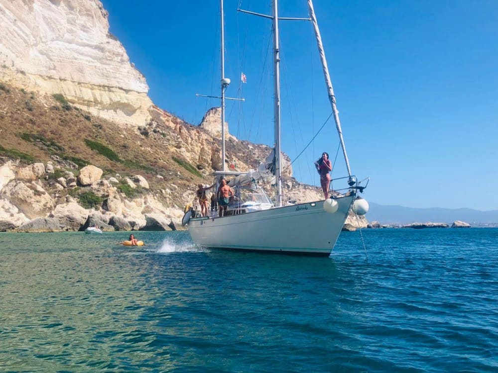 Hele dag op het blauwe water van de Golf van Teulada met een exclusieve boot