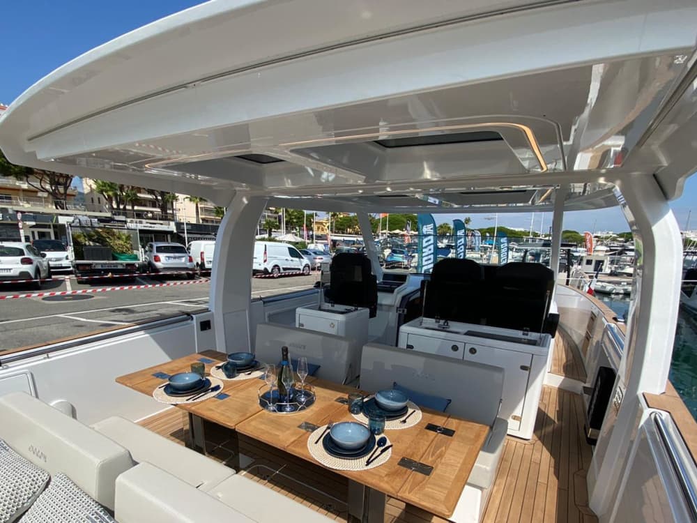 Enjoy 7h on a motorboat in Milos