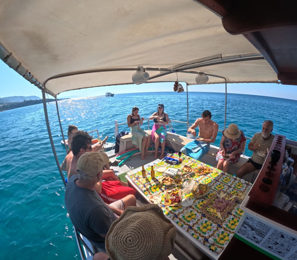 Armonie Costiere: Half Day tra Cale e Grotte di Cefalù con Snorkeling e Aperitivo