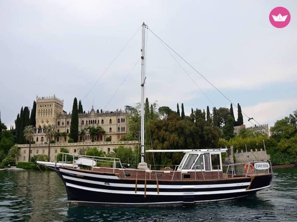 Sunset Elegance on the Lake: Gulet Cruise to Punta San Vigilio