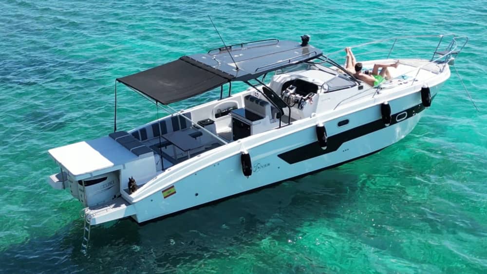 La tua giornata a Palma di Maiorca: noleggia una barca a motore per 8 ore alla scoperta dell'isola.