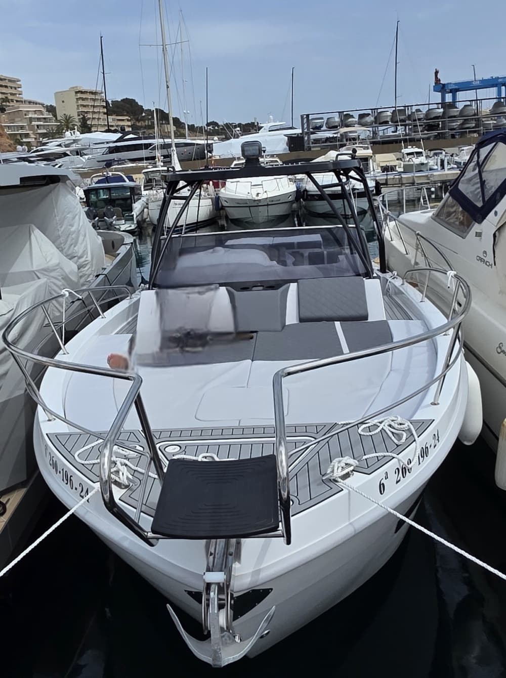Votre journée à Palma de Majorque : louez un bateau à moteur pour 8 h de découverte.