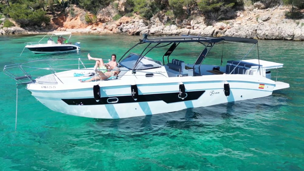 La tua giornata a Palma di Maiorca: noleggia una barca a motore per 8 ore alla scoperta dell'isola.