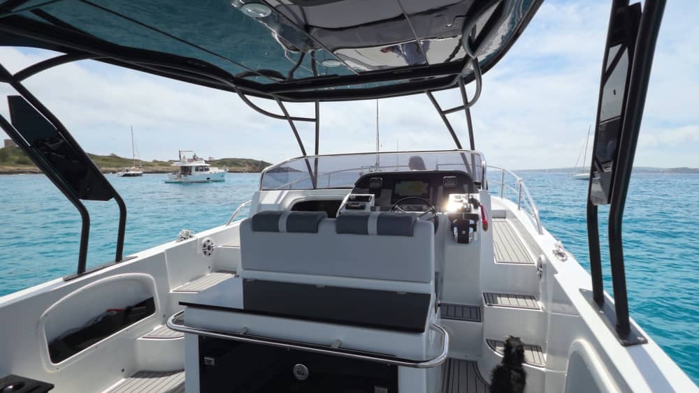 La tua giornata a Palma di Maiorca: noleggia una barca a motore per 8 ore alla scoperta dell'isola.