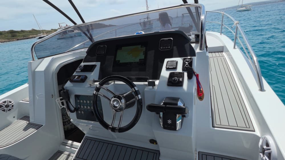 La tua giornata a Palma di Maiorca: noleggia una barca a motore per 8 ore alla scoperta dell'isola.