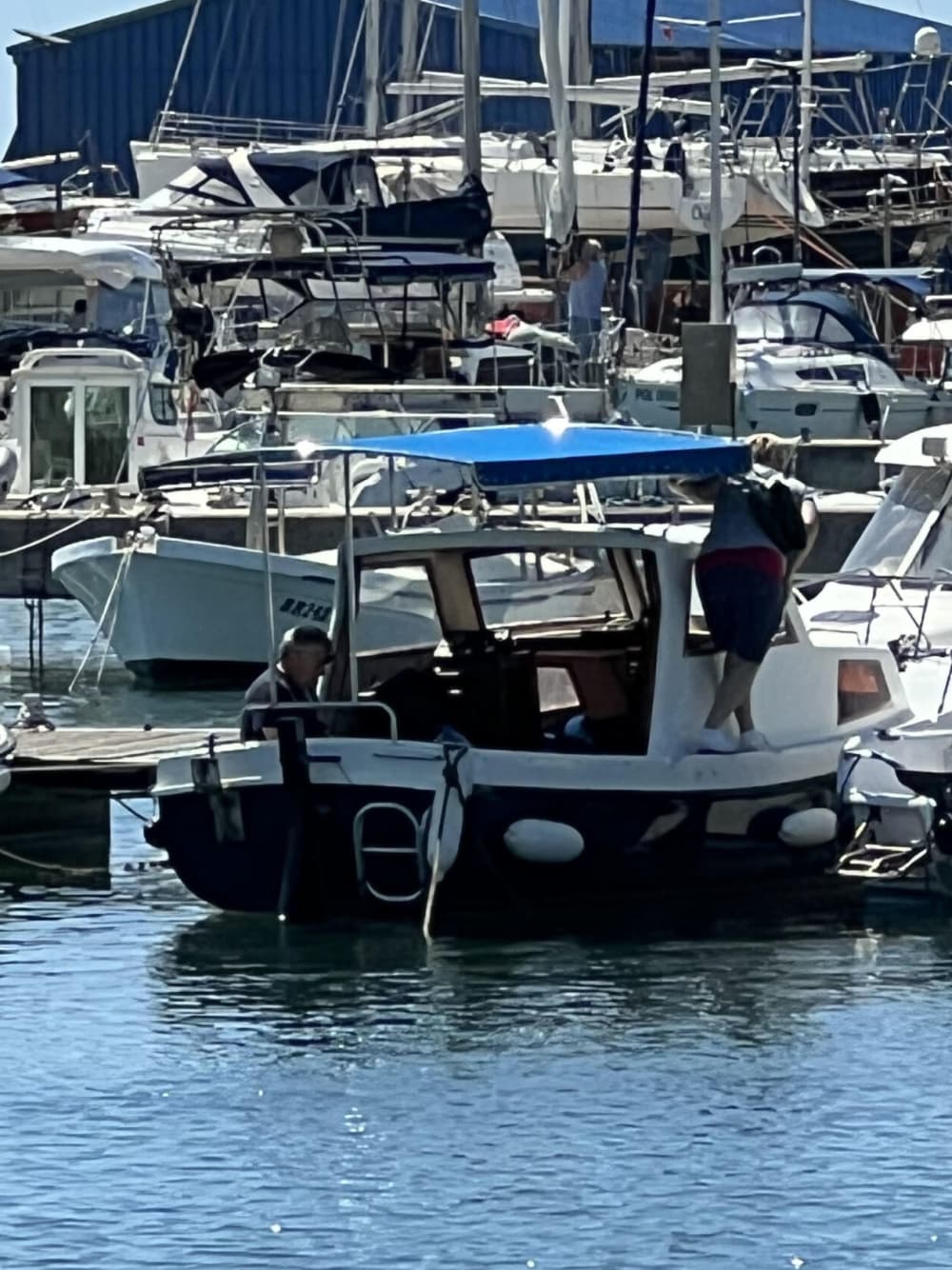 Upptäck Bar på en motorbåt i 9 timmar