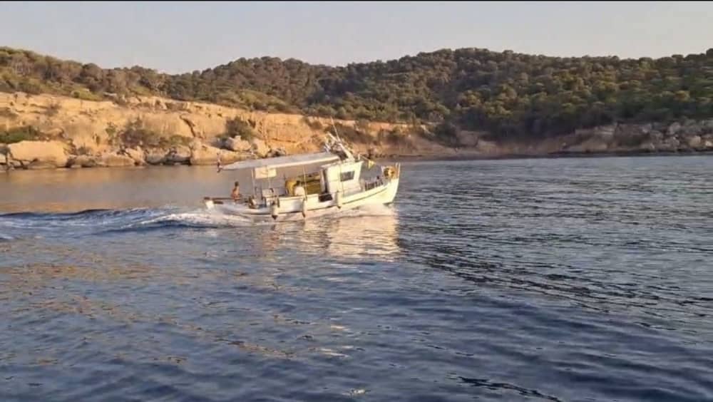Profitez d'une excursion d'une demi-journée autour de Spetses en bateau à moteur.