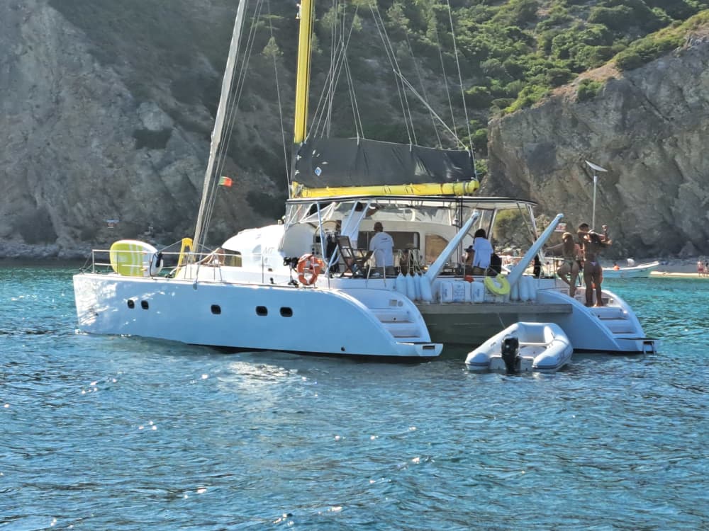 Esploratore della costa di Sesimbra: un'escursione in barca a vela di 6 ore