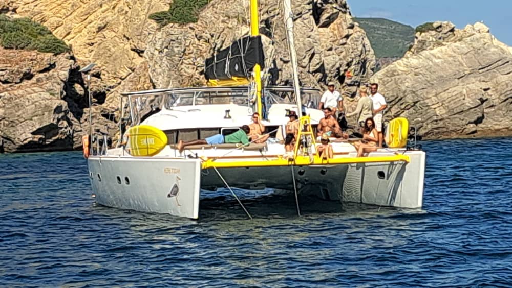 Esploratore della costa di Sesimbra: un'escursione in barca a vela di 6 ore