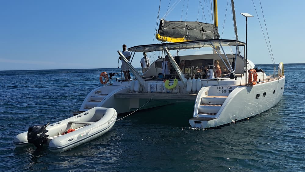 Esploratore della costa di Sesimbra: un'escursione in barca a vela di 6 ore