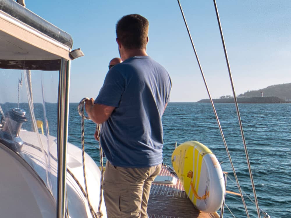 Esploratore della costa di Sesimbra: un'escursione in barca a vela di 6 ore