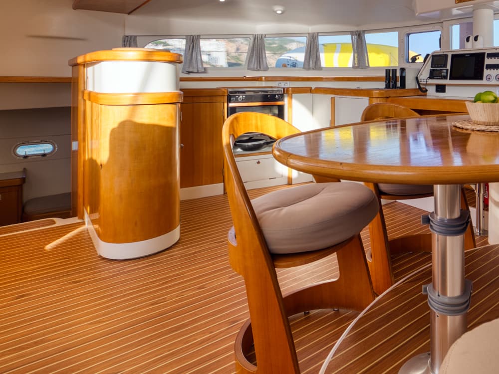 Esploratore della costa di Sesimbra: un'escursione in barca a vela di 6 ore