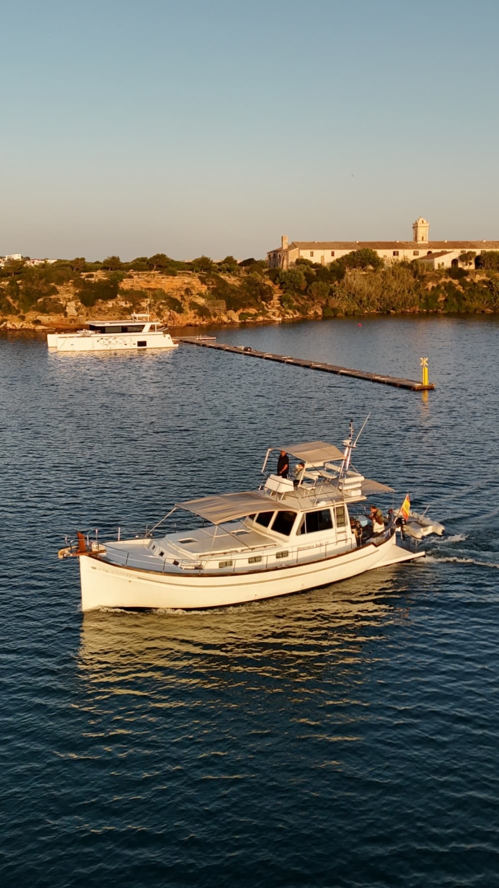 Ervaar Menorca: een traditionele boot met superieur comfort.