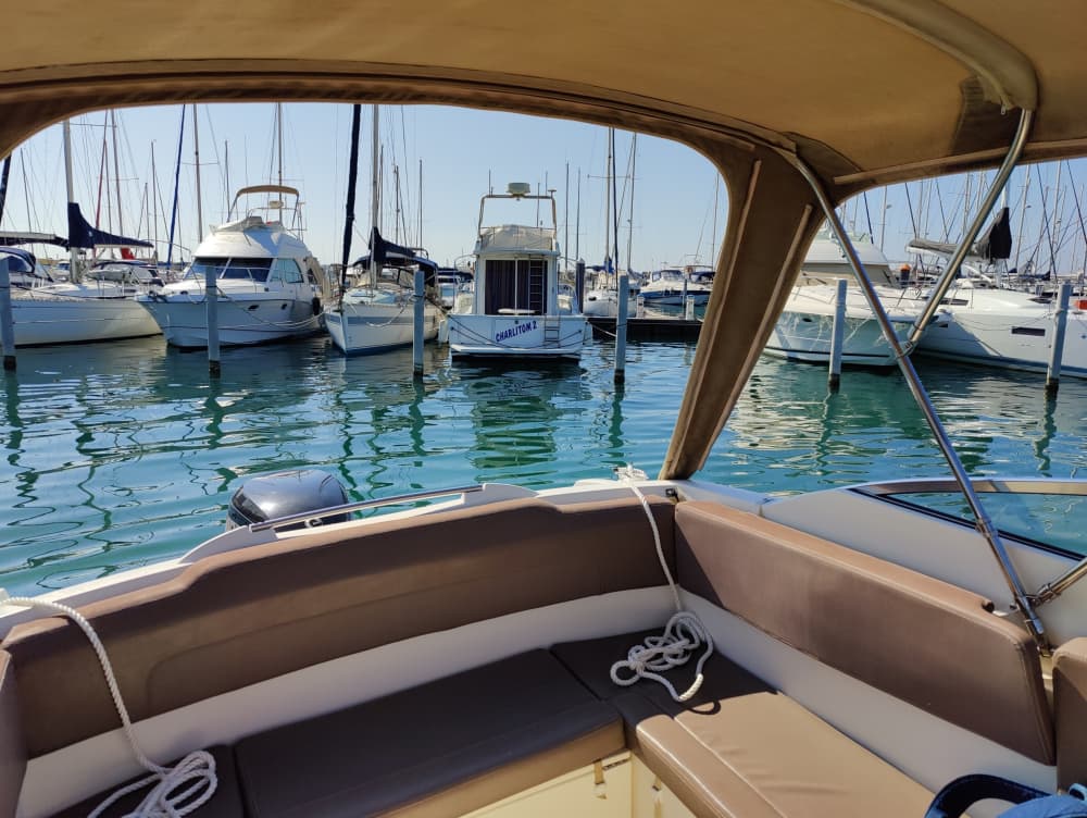 Descubre las costas de La Grande-Motte: una excursión de un día completo a bordo de una lancha motora.