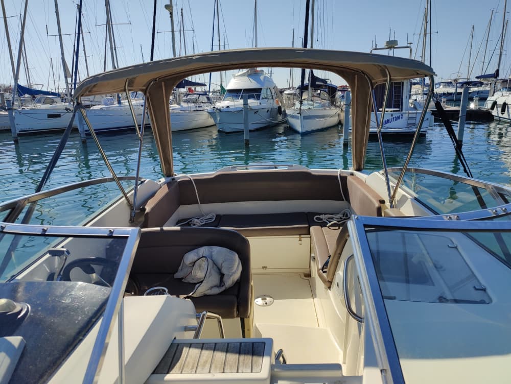 Descubre las costas de La Grande-Motte: una excursión de un día completo a bordo de una lancha motora.