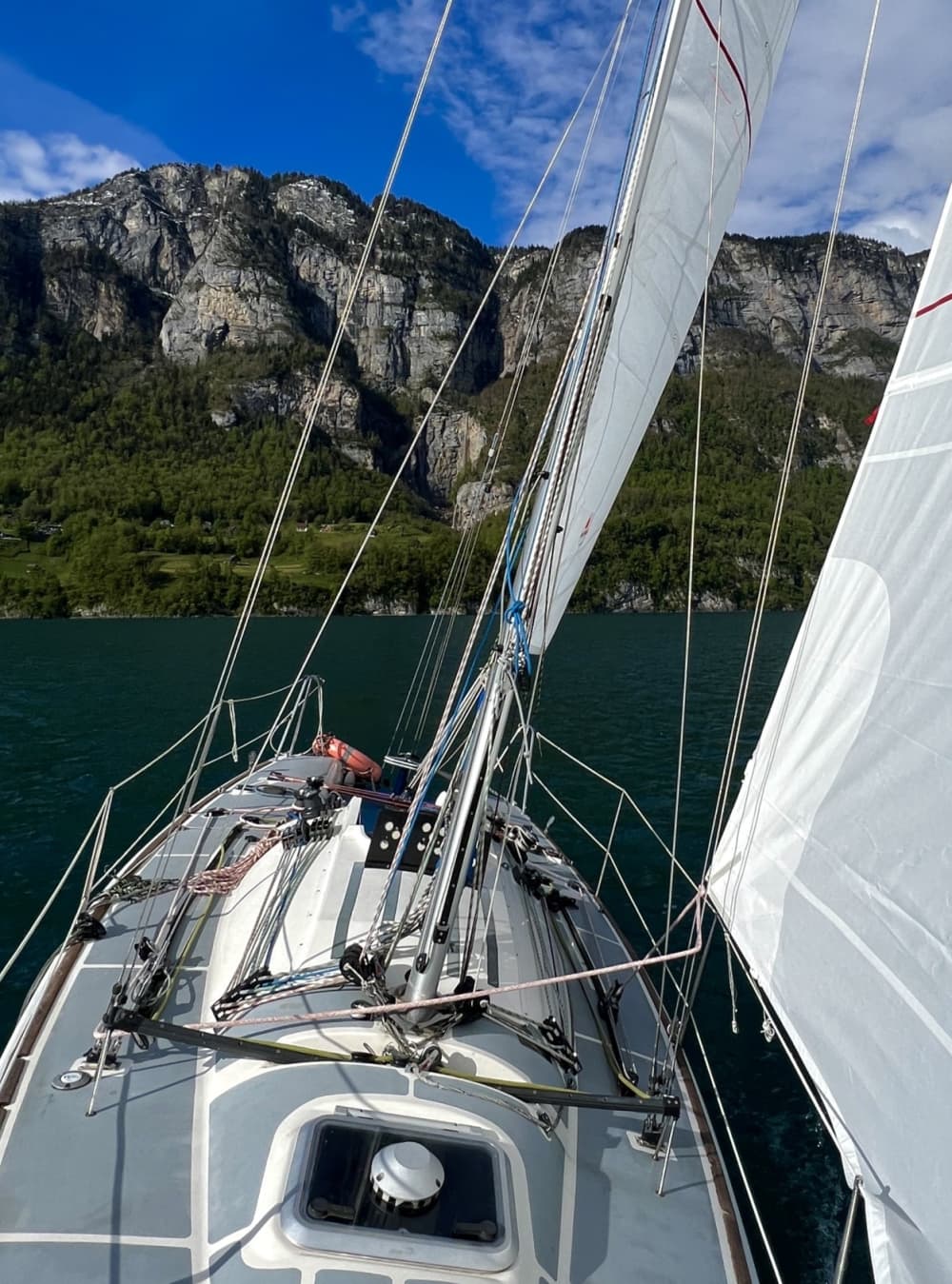 Mer, amour et soleil : une journée riche en émotions sur un voilier