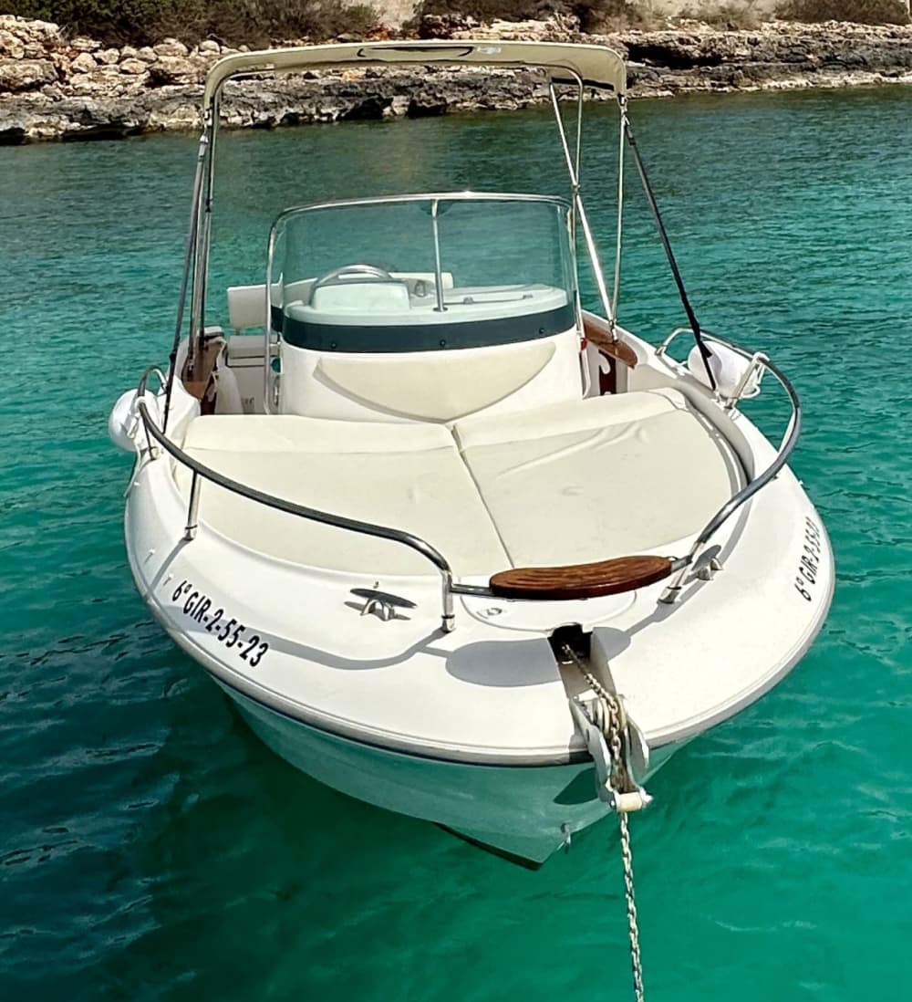 Enjoy the sun on a 8h30 boat trip in Portocolom